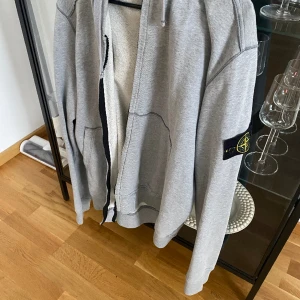 Stone island - En mycket fin Stone island tröja i storlek Large. Nypris 2,199kr
