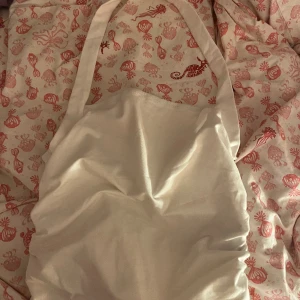 linne💘 - köpt på shein men VÄLDIGT bra kvalité. Bandet har man bakom nacken. Lite ”skrynklig” modell