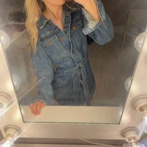 Jeans klänning  - Super snygg jeans klänning som alldrig kommit tillanvändning 💕tryck gärna köp nu 