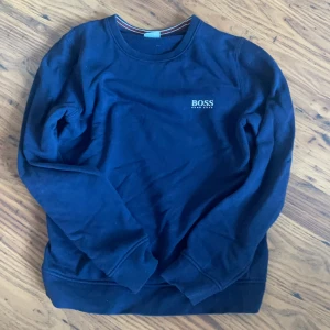 Hugo Boss tröja - Hugo Boss tröja  Storlek 12-xs  Som ny 200kr
