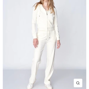 Juicy set - Säljer denna otroligt fina juicy couture set i färgen sugar swizzle, storlek S i båda delarna. Endast använd några gånger så den är i väldigt bra skick🤍 Köpt för 2500!!