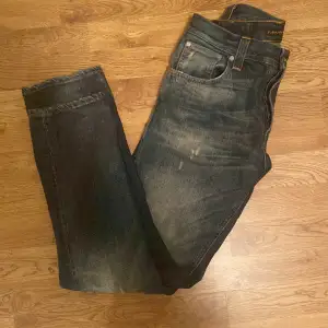 Säljer mina sköna Nudie Jeans. Strl 30/32 och passar 180-186cm ungefär. Jag är 182cm. DM vid frågor eller om du vill ha mer bilder ⭐️