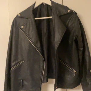 Säljer skinnjacka  - Bra skick men kommer aldrig tilll användning längre. Köparen står för frakt Själv 
