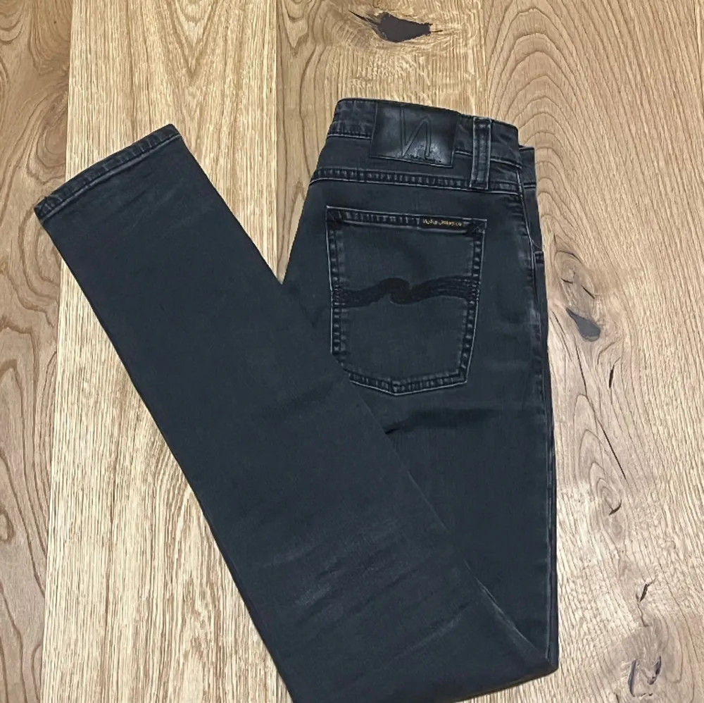 Ett par feta nudie jeans | Storlek 29/32 | fint skick/inga defekter | Nypris 1299k, mitt pris 299kr | Hör av er vid minsta fundering!😄🙌. Jeans & Byxor.