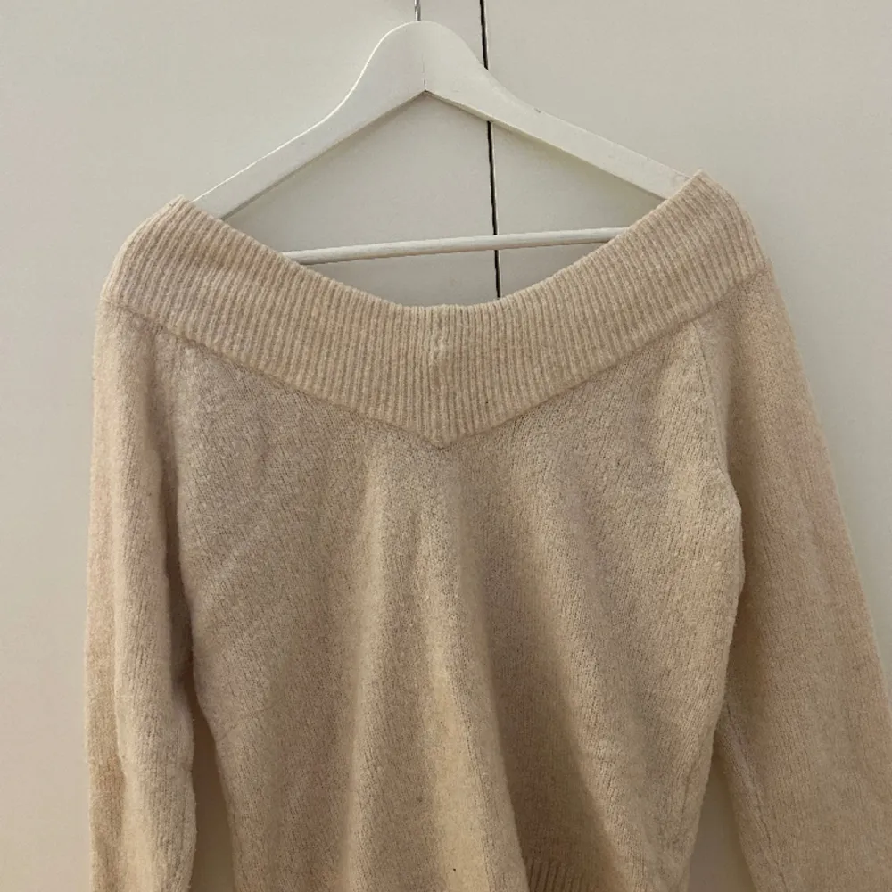 Rosa/beige off shoulder stickad tröja från Hm. Använd några gånger men är i okej skick. . Tröjor & Koftor.