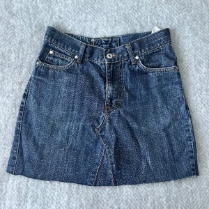 Mini skirt  - En mini skott från secondhand, så jag vet tyvärr inte vilket märke det är. 