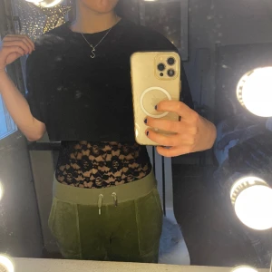 spetstopp set - säljer allt ihop❤️ svarta tröjan är ifrån zara i minsta storleken (S) och spets bodyn är ifrån zalandon i storlek S men är stretchig i materialet