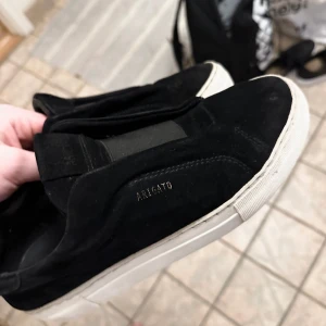 Axel Arigato Clean 360 laceless  - Använda endast ett fåtal gånger Storlek 39, ganska stora för storleken, funkar för storlek 40 också, 8/10 skick, färg: svart, nypris 2700, mitt pris 850