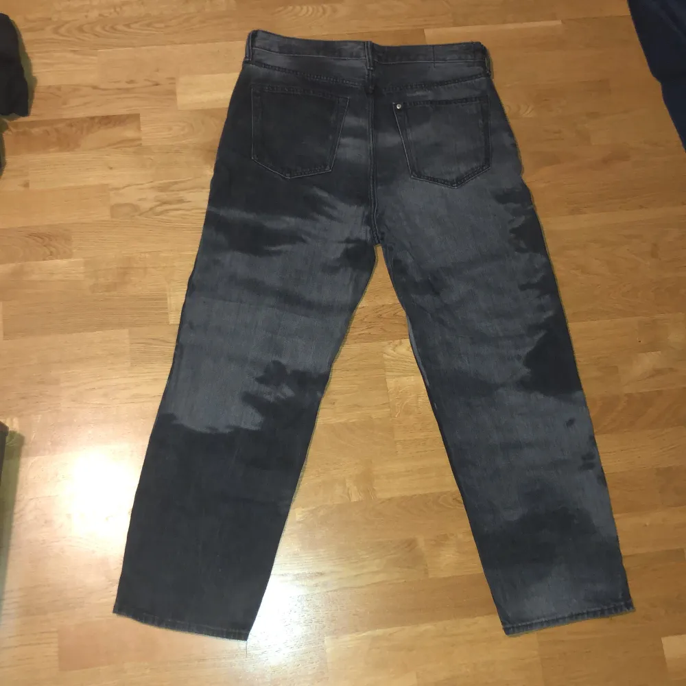 Baggy jeans köpta från HM med unik design. Inga defekter. . Jeans & Byxor.