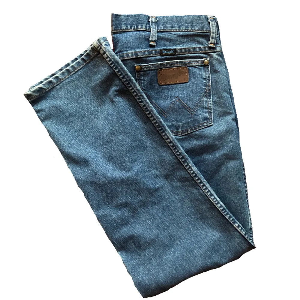 Thriftade wrangler jeans, ‘herrbyxor’. Det står 36 slim fit. Jag har översatt det hela till M-L. Jeans & Byxor.