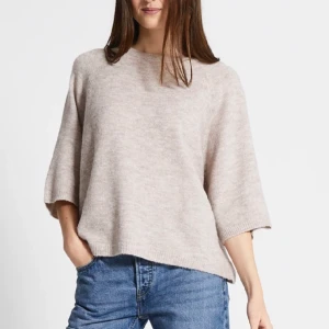 Trekvartsärmad stickad tröja - Beige trekvartsärmad stickad tröja, helt oanvänd!! Kom bara inte till använding när jag köpte den för 2 veckor sedan, skriv vid frågor💕💕