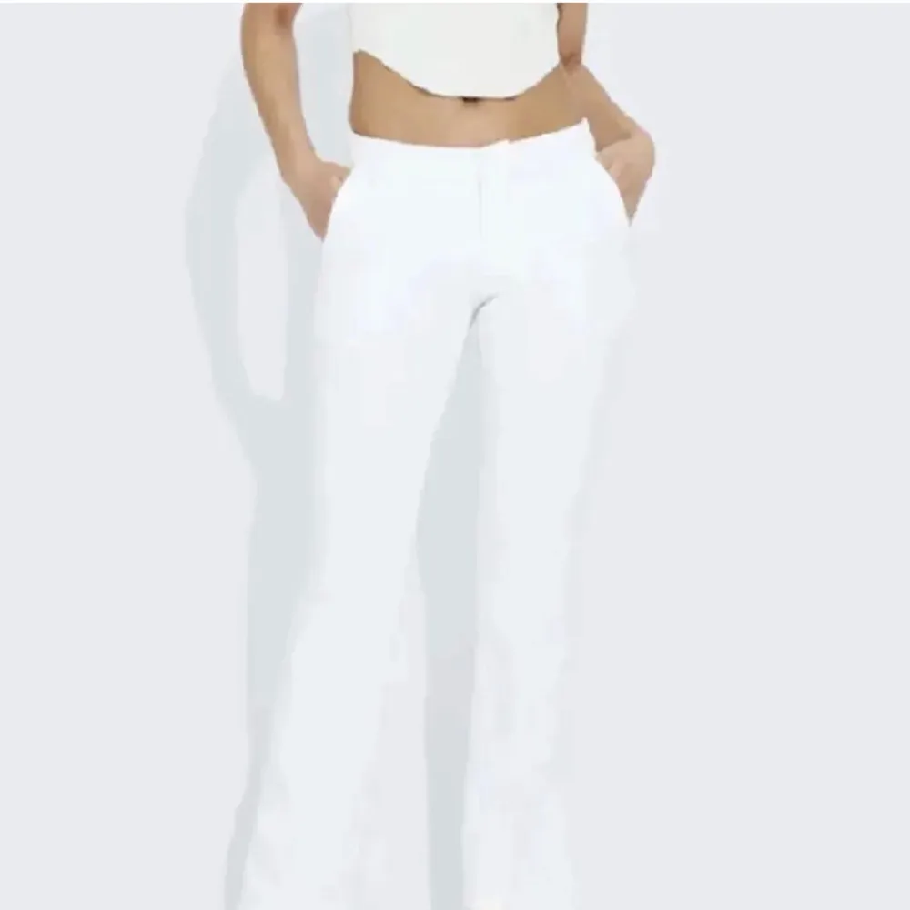 Vita lågmidjade kostymbyxor från bikbok som är slutsålda. Dom är små i storlekarna, dom är i storlek 46 men skulle säga att dom sitter som 40/42. Pris kan diskuteras, Köparen står för frakten!😃. Jeans & Byxor.