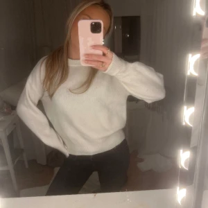 Vit stickad tröja - En vit stickad tröja i storlek S❤️Från Bikbok