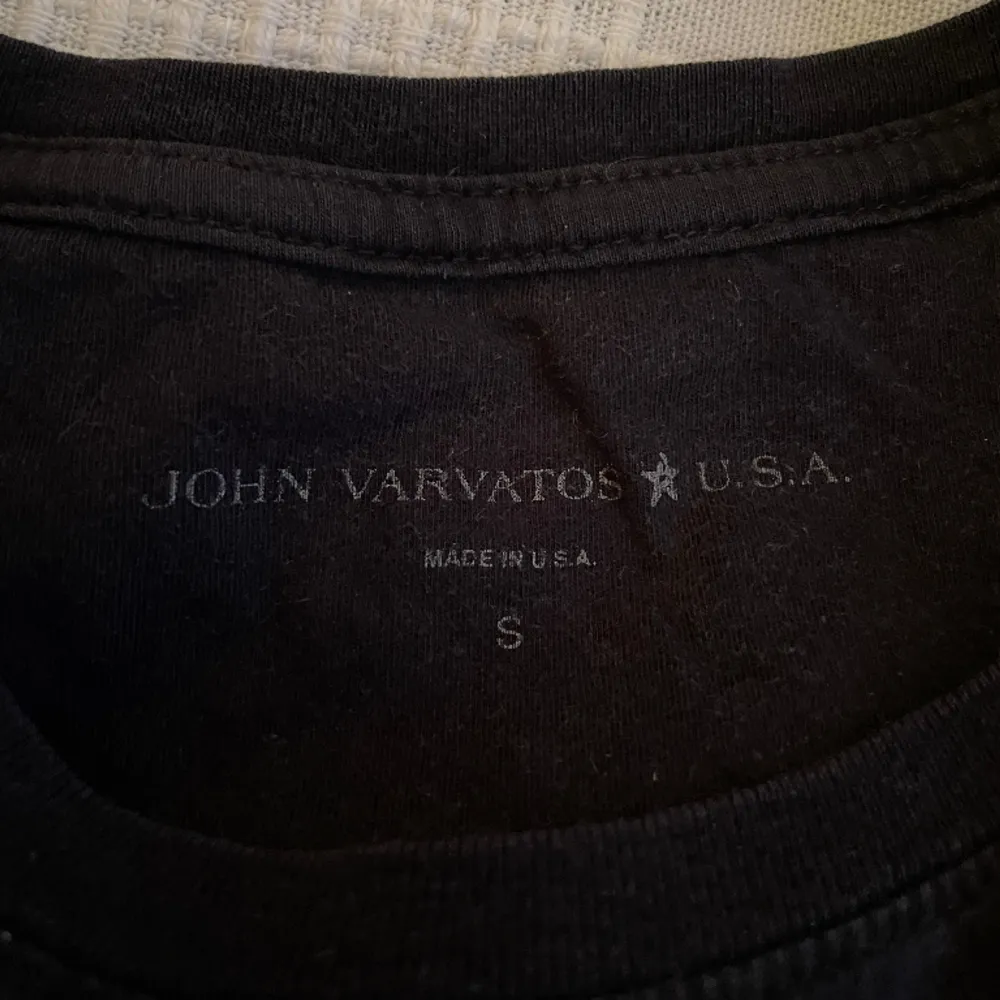 John Varvatos t-shirt, mycket bra skick! Nypris ca 1 500kr . T-shirts.