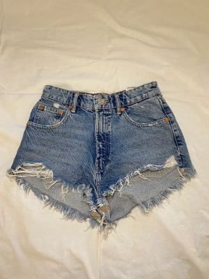 Zara jeans shorts - Säljer dessa jeans shorts från zara. De är högmidjade. Midja: 33cm, Grenhöjd: 30cm