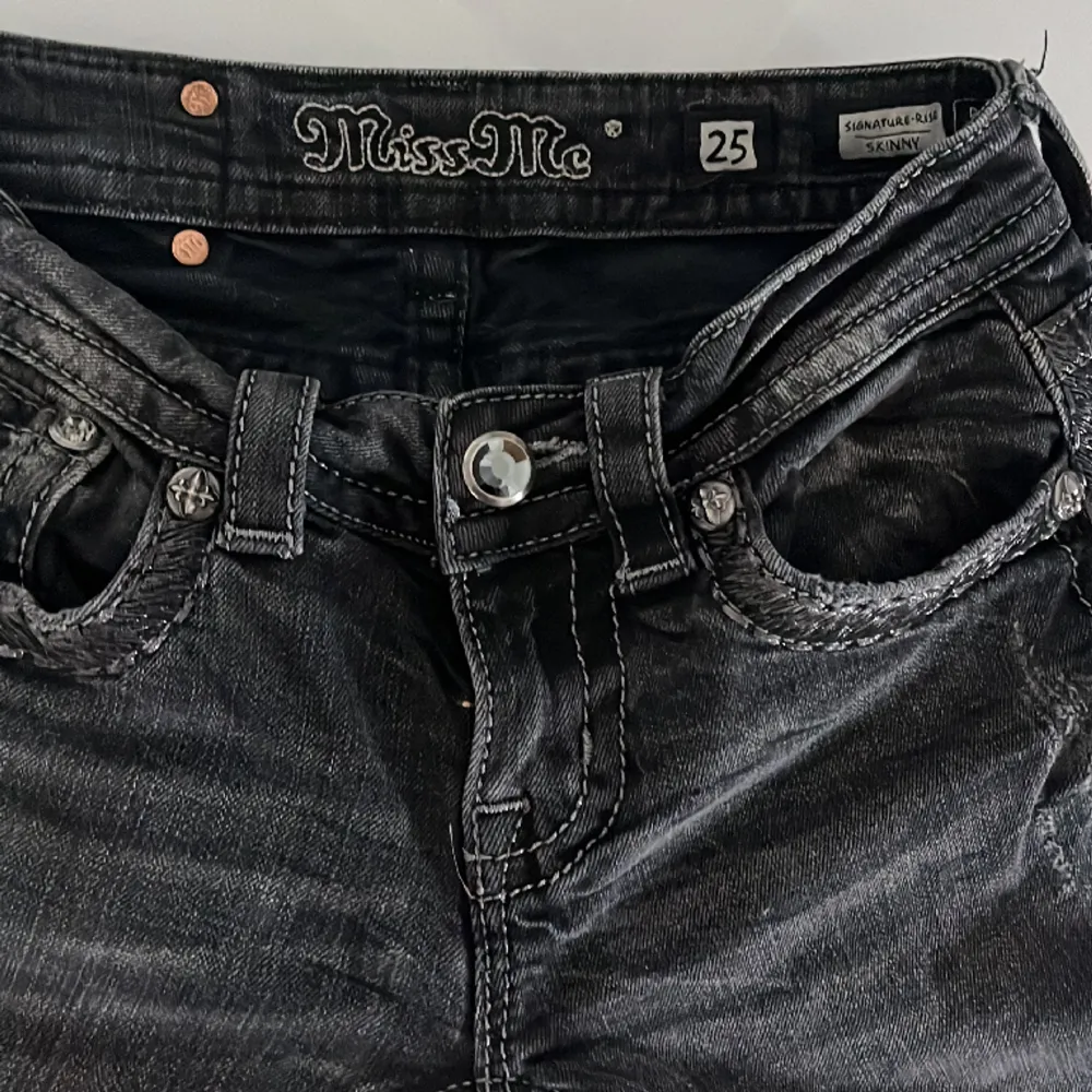Mycket bra skick. Storlek 26. Inte min typ av byxor. Därför säljer jag❤️. Jeans & Byxor.
