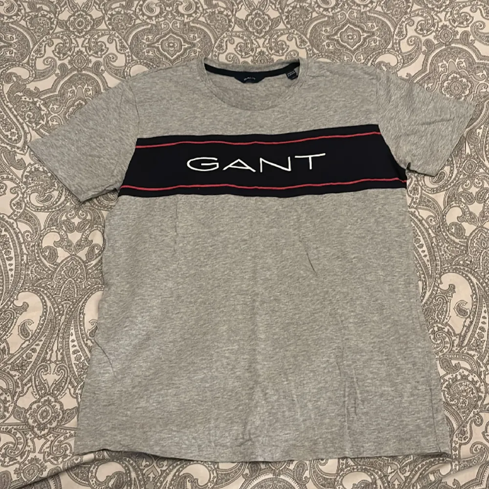 Gant tröja med blå och röd detalj på framsidan . T-shirts.