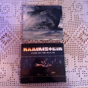Rammstein Cd skivor ROSENROT och LIEBE IST FUR ALLE DA  - Rammstein två cd skivor ”ROSENROT” och ”LIEBE IST FUR ALLE DA” digipak version. 🎞️ liebe isr fur alle da är BRA skick 👍👍. Rosenrot är ok skick några repor men spelar bra 👍 *SKRIV I CHATT INNAN KÖP*