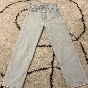 Levis jeans - Säljer mina Levis ribcage straight ankle jeans! Nypriset är ca 1100kr. Skick: 7,5/10. Hör av er vid funderingar.