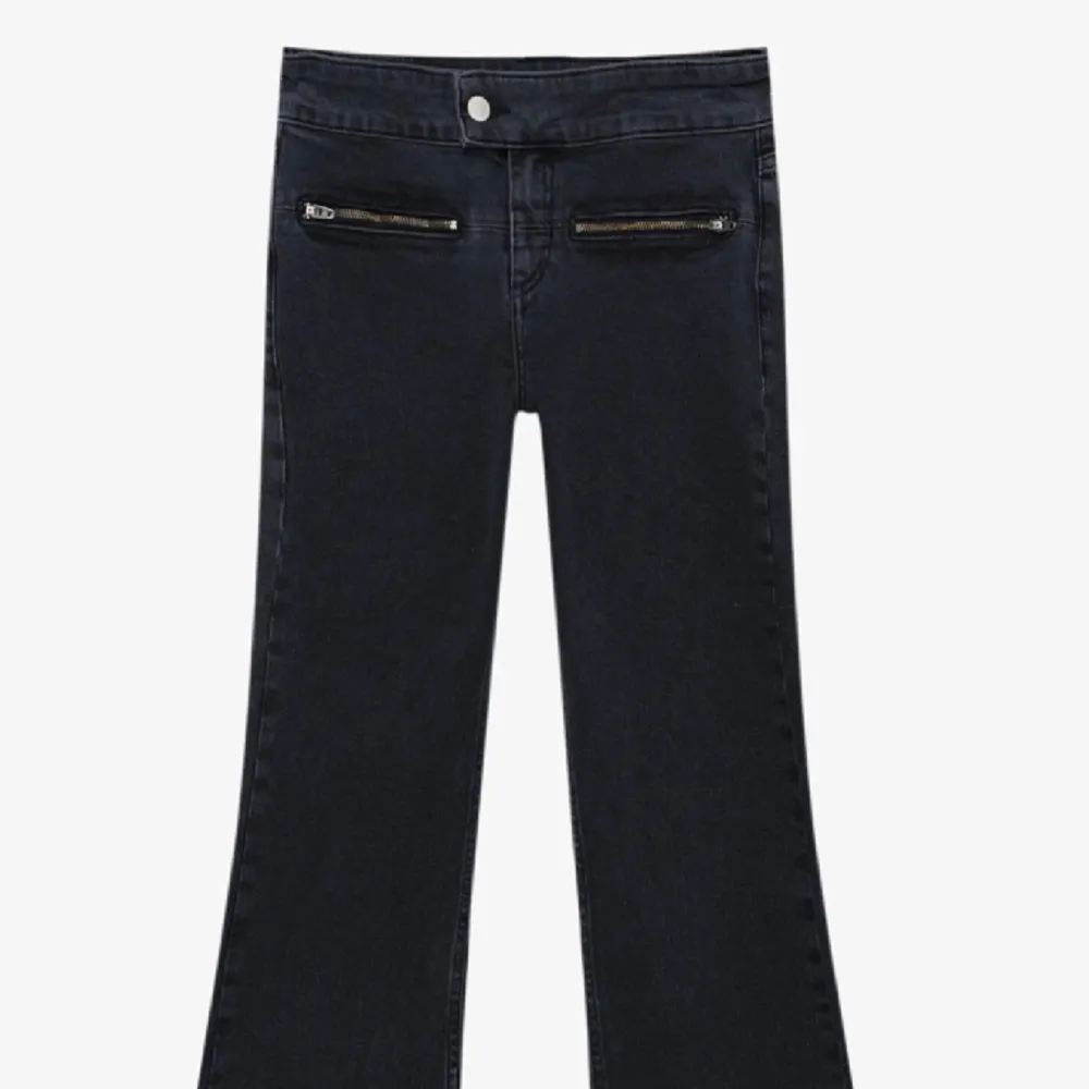 Slutsålda från Zarlando. Märket Pull&Bear. Helt nya med prislapp kvar aldrig använda. Eftertraktade och super snygga. Köpta för 400kr!. Jeans & Byxor.