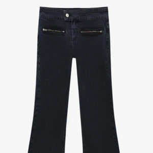 Lågmidjade bootcut jeans - Slutsålda från Zarlando. Märket Pull&Bear. Helt nya med prislapp kvar aldrig använda. Eftertraktade och super snygga. Köpta för 400kr!