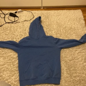 Hoodie  - Säljer en snygg och skön hoodie som har blivit för liten för mig bara att skriva om du har funderingar/frågor.😁