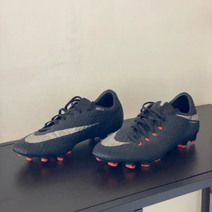 Nike hypervenom Phantom III  - Storlek 42,5    Finns inget slit på dobbar eller på skon överhuvudtaget fråga efter fler bilder ifall det behövs