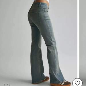 Super fina Nelly low waist jeans i nyskick, aldrig använda! Köpte för 750kr💕💕