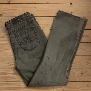 Vintage gråa jeans med strass stenar på bakfickorna. Cirka storlek 26-27 i midjan och 32 i längden. Säljer för 200