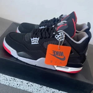 Jordan 4 bred - Tja säljer feta 4or. OBS säljes utan låda. Storlek 41, Använda. Skick 8/10 lite smutsigt under skon men annars inget märkvärdigt så 