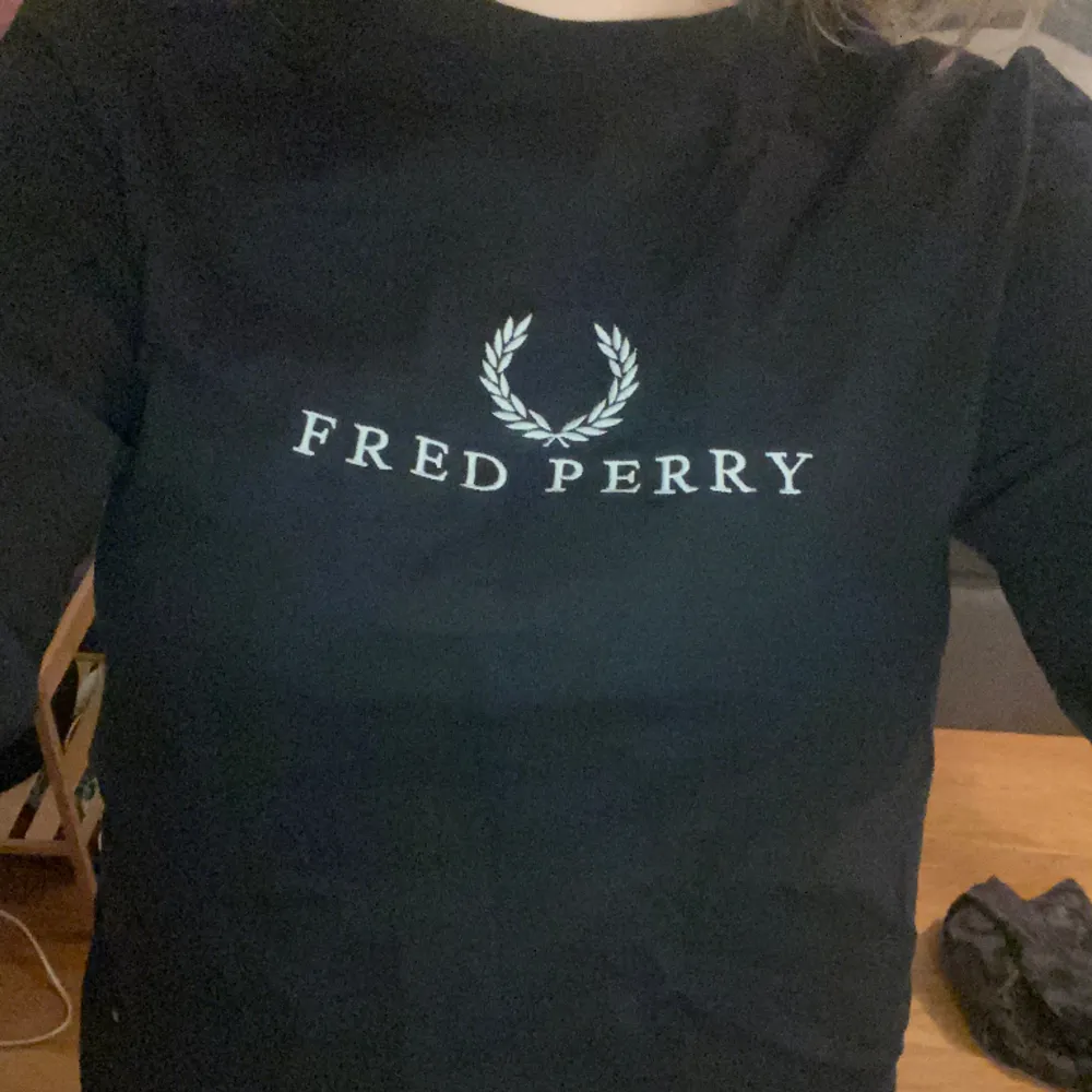 Fred Perry tröja, aldrig använd. Skönt tyg med snyggt tryck. . Tröjor & Koftor.