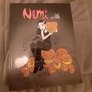 Nemi serie bok från.2007 - Säljer min kära nemi bok🥲 Boken är del 5 men är lite osäker på om historierna har något samband. 145sidor och bokens mått är: längd:23cm bredd:18cm höjd:1,5cm. Ändast Nemi och inga andra serie figurer. Tecken på små skador men är ändå i bra skick❤