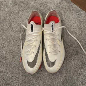 Fotbollsskor PHANTOM ACC - Snygga ACC skor från nike, minimalt använda då jag slutade på fotboll och inte kan ha dem. Bra textur på skorna och är i storleken 41.