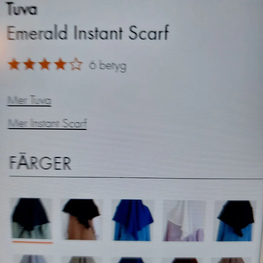 Säljer en snygg blå sjal/ scarf som är perfekt för både vardag och fest. Den har en klassisk instant design och tillverkad i ett bekvämt material som gör att den sitter bra hela dagen. Accessoarer.