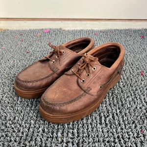 Björn Borg Båtskor  - Mycket kvalitativa med rejäl sula och tjockt läder. Storleken sitter inte som 41, utan mer som 42. Varit med om lite men hållt sig bra genom åren. De är finare nu än på bilderna då jag smörjt in lädret.