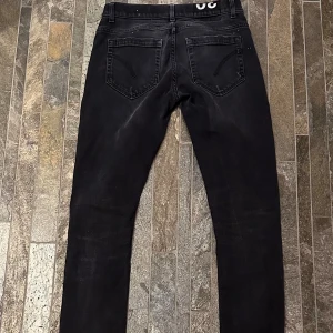 Dondup jeans - Svarta dondup jeans i storlek 30 Model: George