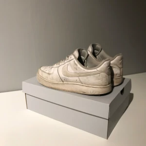 Air force 1 - Slitna air force Inga hål elle ngt liknande bara smutsiga och creaseade