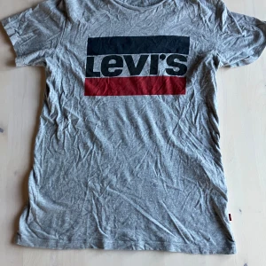 Levis t-shirt - Säljer nu denna Levis   t-shirt, hör av er om ni är intresserade 💫