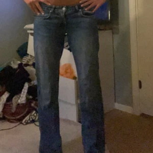 Lågmidjade jeans  - Säljer dessa super fina låg midjade raka jeans från Nelly i storlek 34. Dom är i mycket bra skick och är super fina på. Hör av er vid frågor!💕