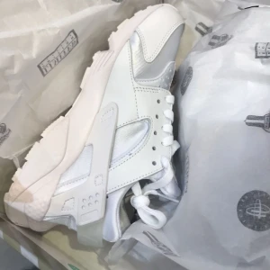 Nike AIR Huarache  - Säljer jätte fina och sköna Nike skor. Andvända 3-4 ggr så dom är som nya, köpta för 1200kr säljer för 450kr🩷 Kontakta mig för fler bilder eller frågor! 