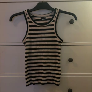 Randigt linne från Gina i strl XS - Stretchigt linne i bomull. 