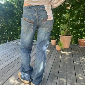 Low rise bootcut jeans - Så coola detaljer på dem! Väldigt bra skick! De är långa på mig men det kan man sy om man behöver! Midjemåttet är 82 cm och innerbenslängden är 90 cm.