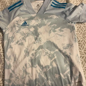 Fotbolls tröja - En snygg adidas fotbollströja 