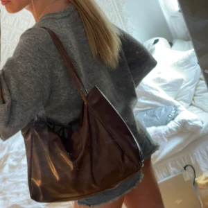 Axelväska - Rymlig brun axelväska, perfekt till skola eller jobb!💕 Väskan har inga fack utan ett stort💘