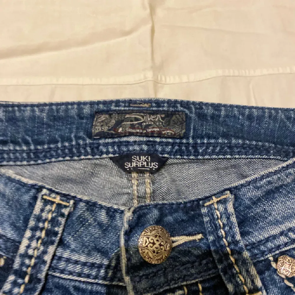 As snygga vintage jeans med coola fickor. Midjemåttet rakt över är 36cm och innersbenslängden 73. (Det står ingen storlek i byxorna) men skulle säga att don är S. Tryck gärna på köp nu eller skriv till mig privat💓. Jeans & Byxor.