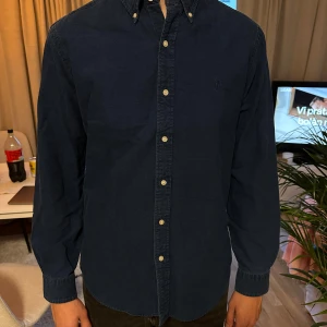 Ralph Lauren skjorta - Säljer min marinblåa indigo Oxford Ralph Lauren skjorta, perfekt till hösten. Den är sparsamt använd och finns inga tecken på användning. Hör av dig vid frågor!