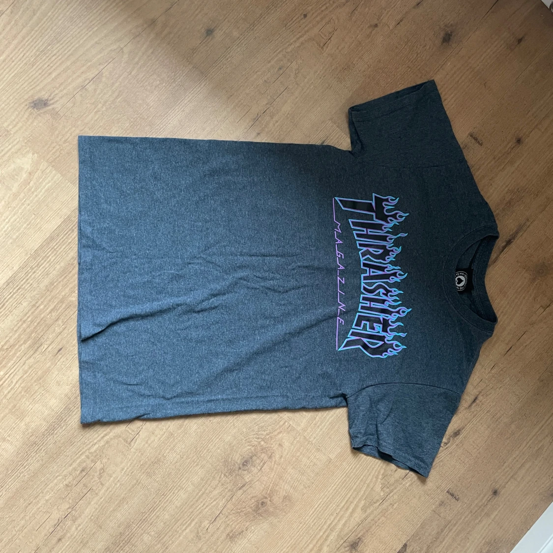 Grå Thrasher t-shirt med blå och lila tryck