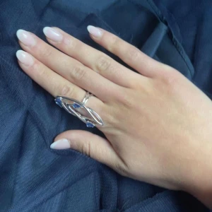 Loaku ring  - Säljer denna fina ring då jag inte andävder den längre, en gång på min bal har kvar boxen och priset kan diskuteras!!💙💙köpt för 600 