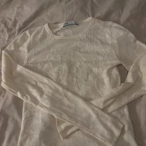 Mönstrad zara tröja - Tajt långärmad mönstrad tröja från zara, cremefärgad