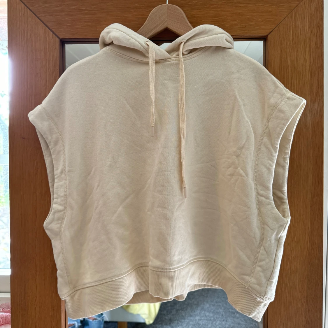 Beige ärmlös hoodie - 90